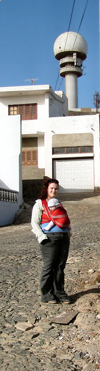 Tina und Flo vor dem Radarturm des Flughafens in Espargos (Sal)