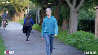 Christian Bläul läuft auf einem Fußweg. Es sind Bäume im Hintergrund zu sehen.