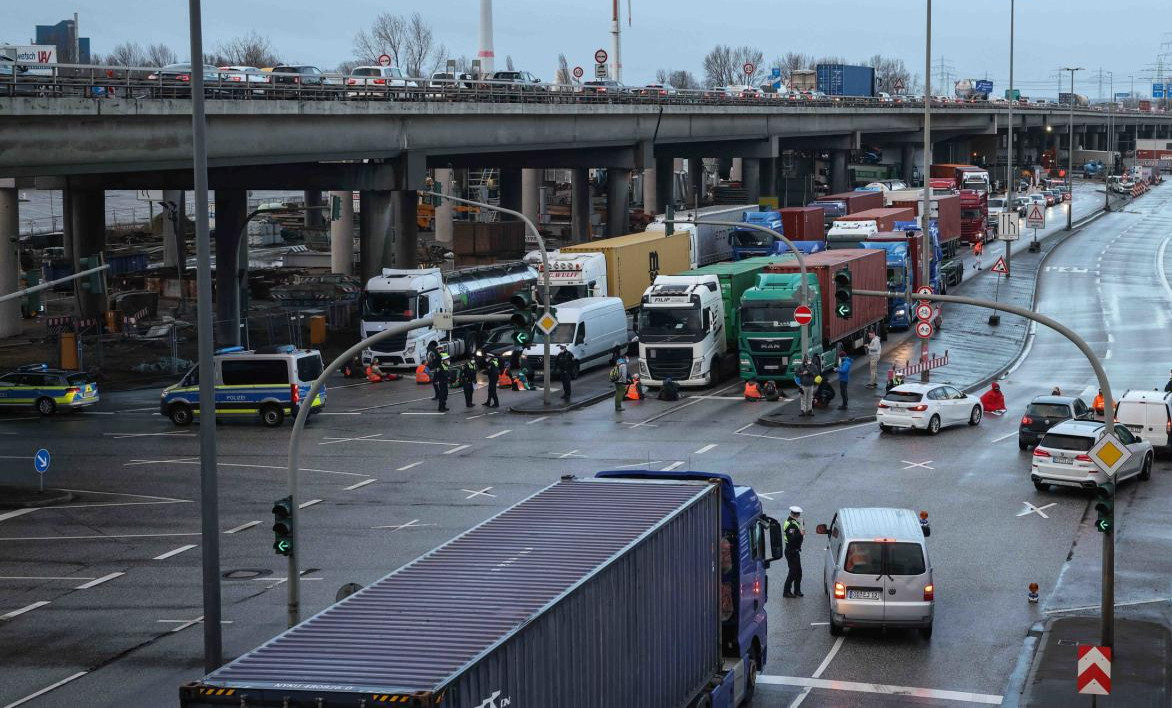 Christian Bläul und andere sitzen vormittags unter der Köhlbrandbrücke. Quelle: Christian Charisius