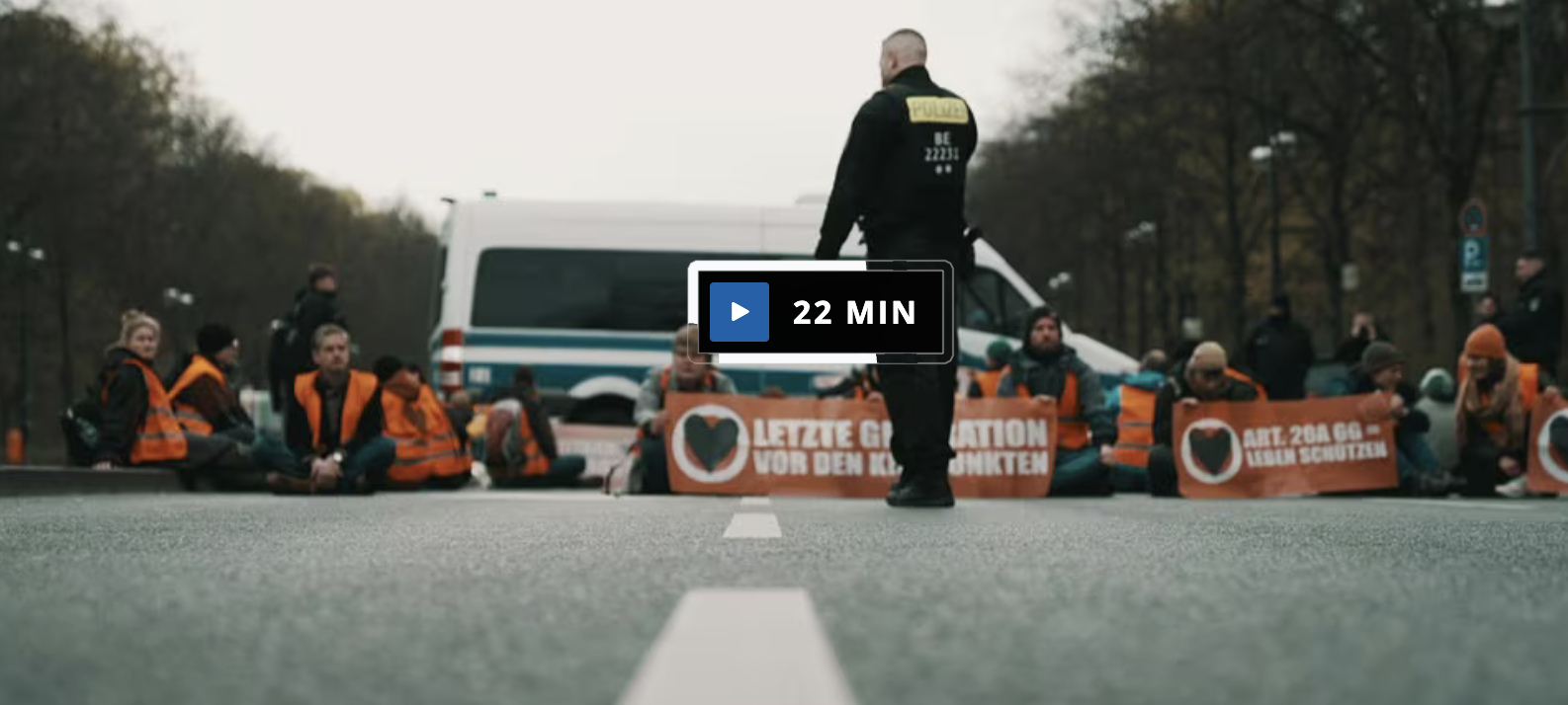 Klimaaktivisten sitzen auf der Straße. Die Polizei beobachtet die Versammlung. Bildrechte: MDR exactly