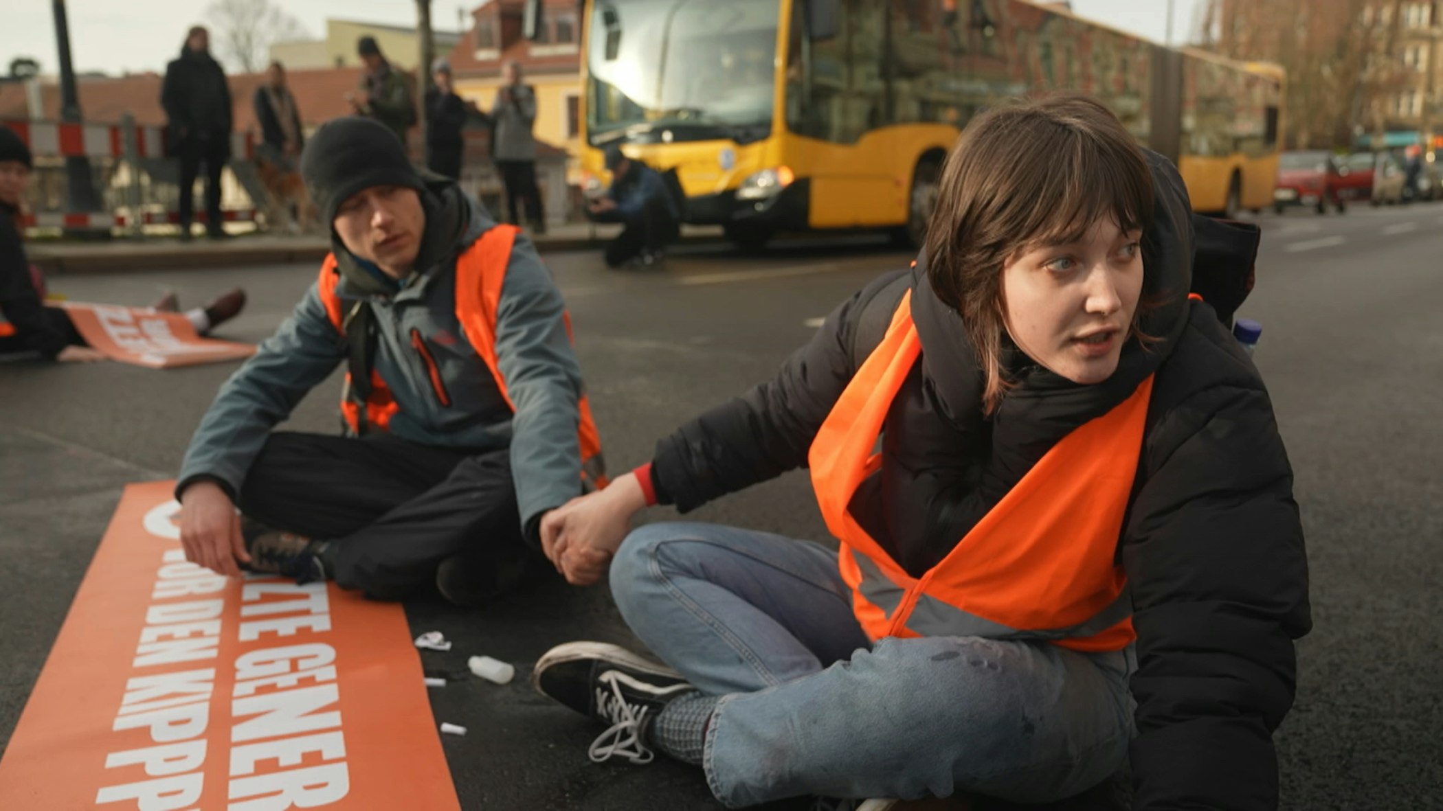 Hannah Wolf protestiert am Blauen Wunder in Dresden für Klimaschutz; Foto von Ben Arnold