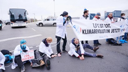 Wissenschaftler:innen blockieren die Kronprinzenbrücke in Berlin.