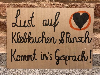 Pappschild „Lust auf Klebkuchen & Punsch? Kommt ins Gespräch!“